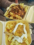 Cheesy fries met saus en nog meer saus