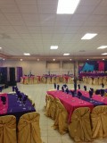 De zaal met de tafels en de stoelen