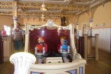 the two boys in de kar voor de toy story game.