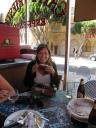Dora in Café Trieste aan de cappuccino