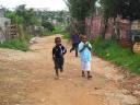 appeltjes uitdelen aan de kinderen in Soweto