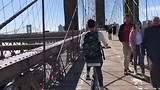 Tineke fiets op de Brooklyn Bridge