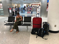 Tineke wacht op de luchthaven van Miami