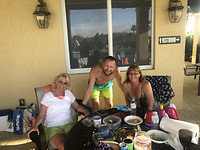 Peter met Kim (l) en Dawn (r)