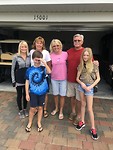 De kids samen met Tom, Kim, Dawn en Sarah (van L naar R)