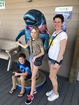 Tineke, Lisanne en Jesse bij een Manatee