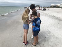 Schelpen bekijken aan het strand van st Pete's Beach