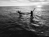 Broer en zus in het water