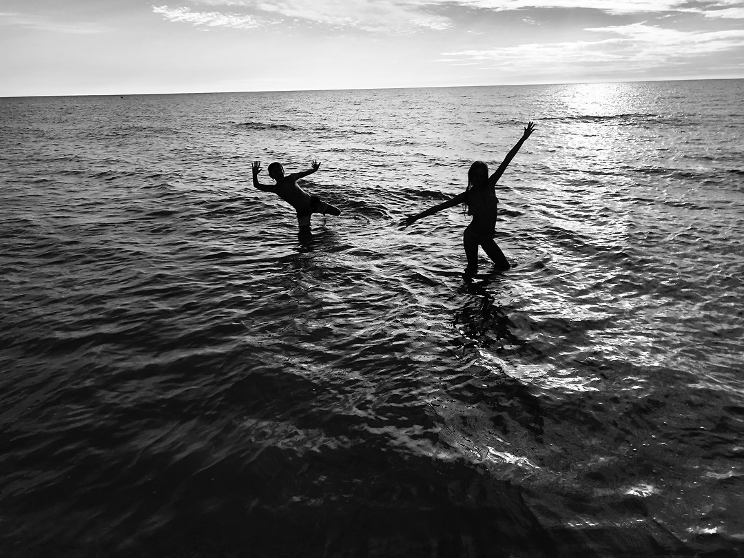 Broer en zus in het water