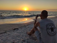 Peter fotografeert de ondergaande zon