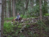 op de bank in het bos