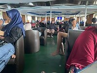 op een kluitje luieren op de ferry