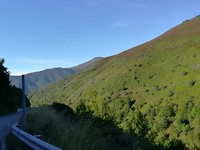 Weer mooie bergen om ons heen en over de laagste ga ik maar die is ook best hoog