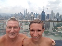 Selfie van Nick & Theo vanuit het zwembad op de 37e etage met uitzocht op de Petronas Twin Towers
