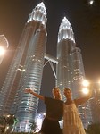 Ingrid & Kim voor de Petronas Twin Towers.
