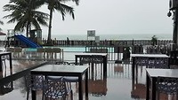 Tropische regenbui bij laatste ontbijt Langkawi