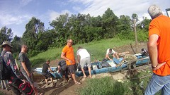 Boot slepen van de rivier de kreek in