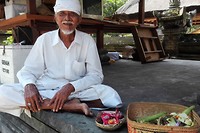 Oude priester bij de pura Goa Gajah