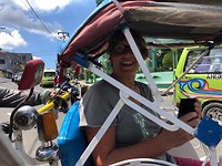 In de becak door Ambonstad