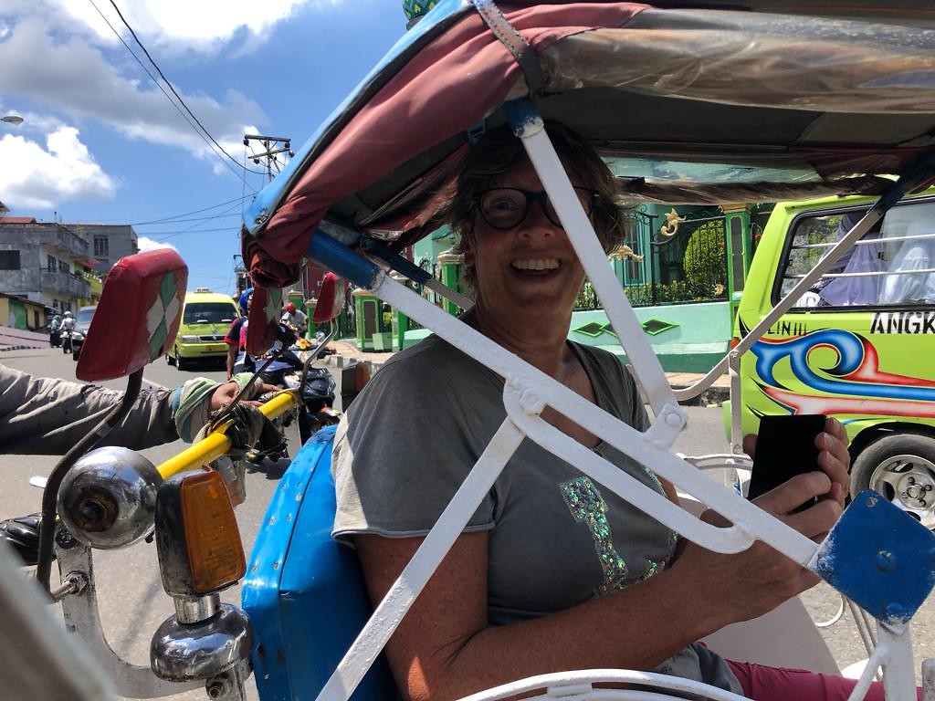 In de becak door Ambonstad