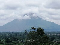 Uitzicht op Sinabung