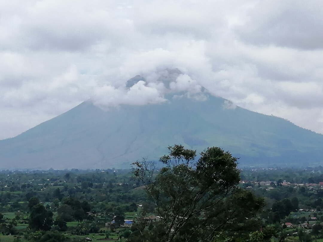 Uitzicht op Sinabung