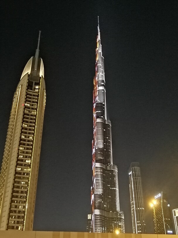 Rechts: Burj Khalifa