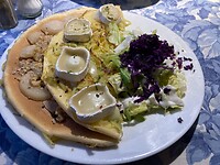 Aardappel pannenkoek met peer, gehakte walnoten en geitenkaas.