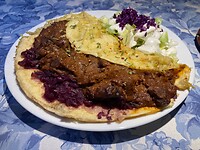 Pannenkoek met rode kool en goulash