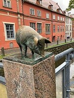 Gelukszwijntje op de brug