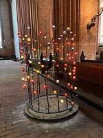 Kaarsje aangestoken in de Sankt Nicolai Kirche