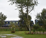 De trein langs de camping