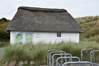Zelfs het toiletgebouw heeft een rieten dak