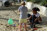 Jurre helpt met de verf