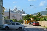 de begaande grond, en wat zie? cruise ship!