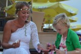 Tuurlijk, Suze gaat Nadia's nagels lakken na de ceremonie