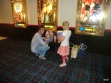 naar de bioskoop RIO 2 Tjeerd haalt "wat" popcorn.....djeeeeezzzzz