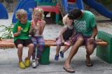 zoenen met pappa, ons mannetje, overdag al helemaal nooit meer een luieren aan