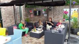 bij wen, wat een mooie parasol en leeke wand!