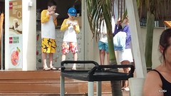 familie helemaaaaaal onder de zonnebrand....geestig