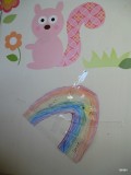 Suzes kamerdeur, ook versierd met opa regenboog.