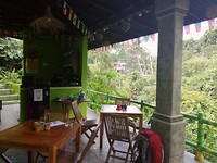 Mijn hostel langs de rivier bij een waterval <3