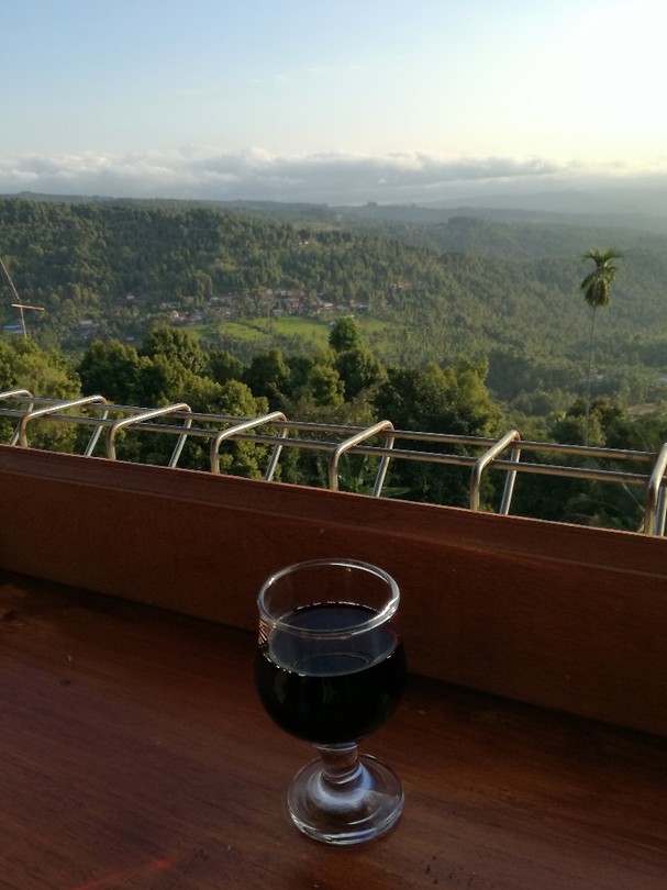 Mijn eerste glas wijn sinds Cambodja!
