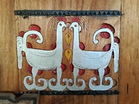 Alle huizen hadden deze schattige houtsnijwerken op de muren