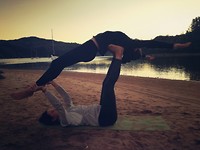 Acro yoga op het strand