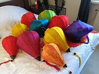 Iets te enthousiast lampionnen geshopt in Hoi An