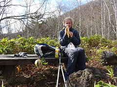 Wandelen in de Japanse Alpen: Tom verpoost en eet een banana
