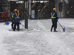 Matsumoto. Sneeuw vegen voor het station