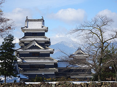 Matsumoto. Besneeuwd kasteel (een van de weinige kastelen van Japan in oorspronkelijke staat)