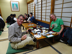 Traditioneel eten Tokio. Bediening duwt  de knietjes in de goede stand. Gelukkig hebben wij stoelen
